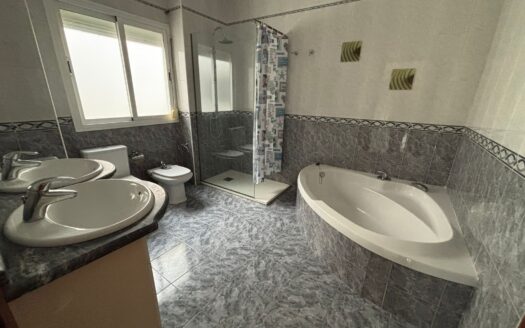 **Casa Pareada en Venta en la Zona Monumental de Antequera**