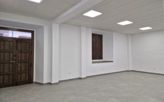 Estupendo local a estrenar en Antequera.